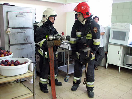 Ćwiczenia strażaków w SP1 w Łomiankach