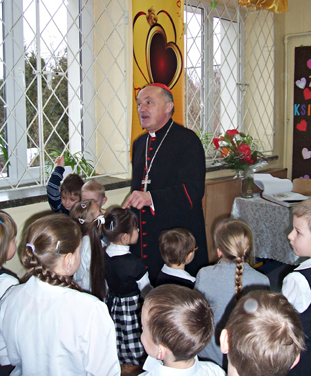 Wizyta jego Eminencji w szkole w Sadowej
