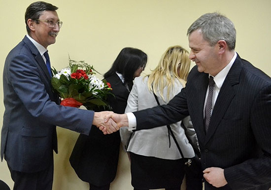 Burmistrz kwiatami przywitał polityków PiS
