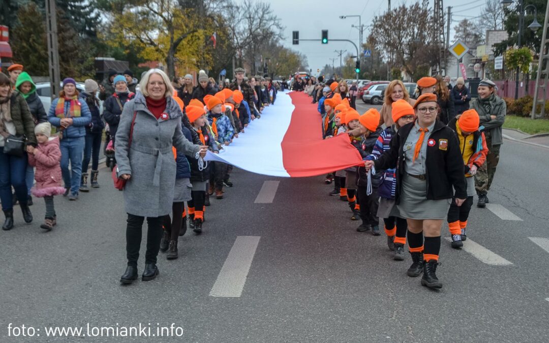 Mieszkańcy Łomianek świętowali Niepodległość w marszu, na koniach i tańcząc poloneza